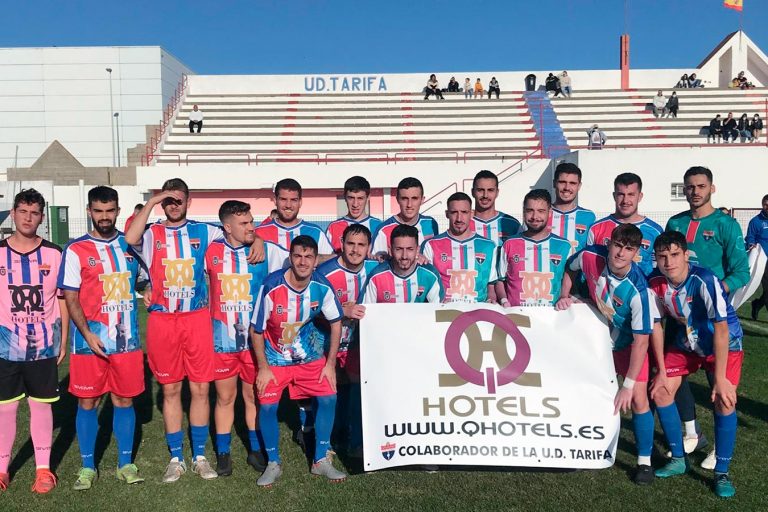 La UD Tarifa mostrando el patrocinio con Q Hotels